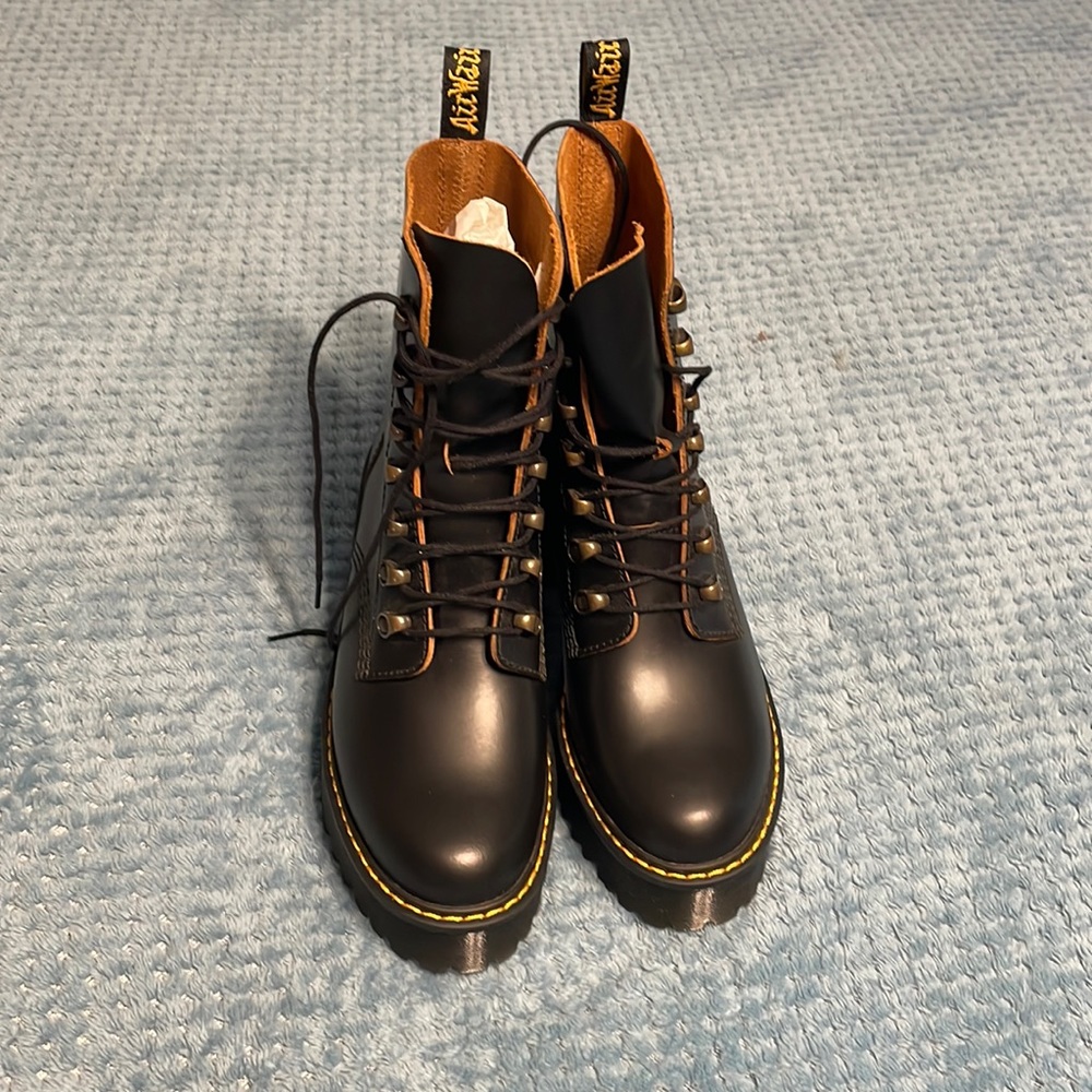Dr Marten Leona UK 7, US 9, black, Brand New without box.